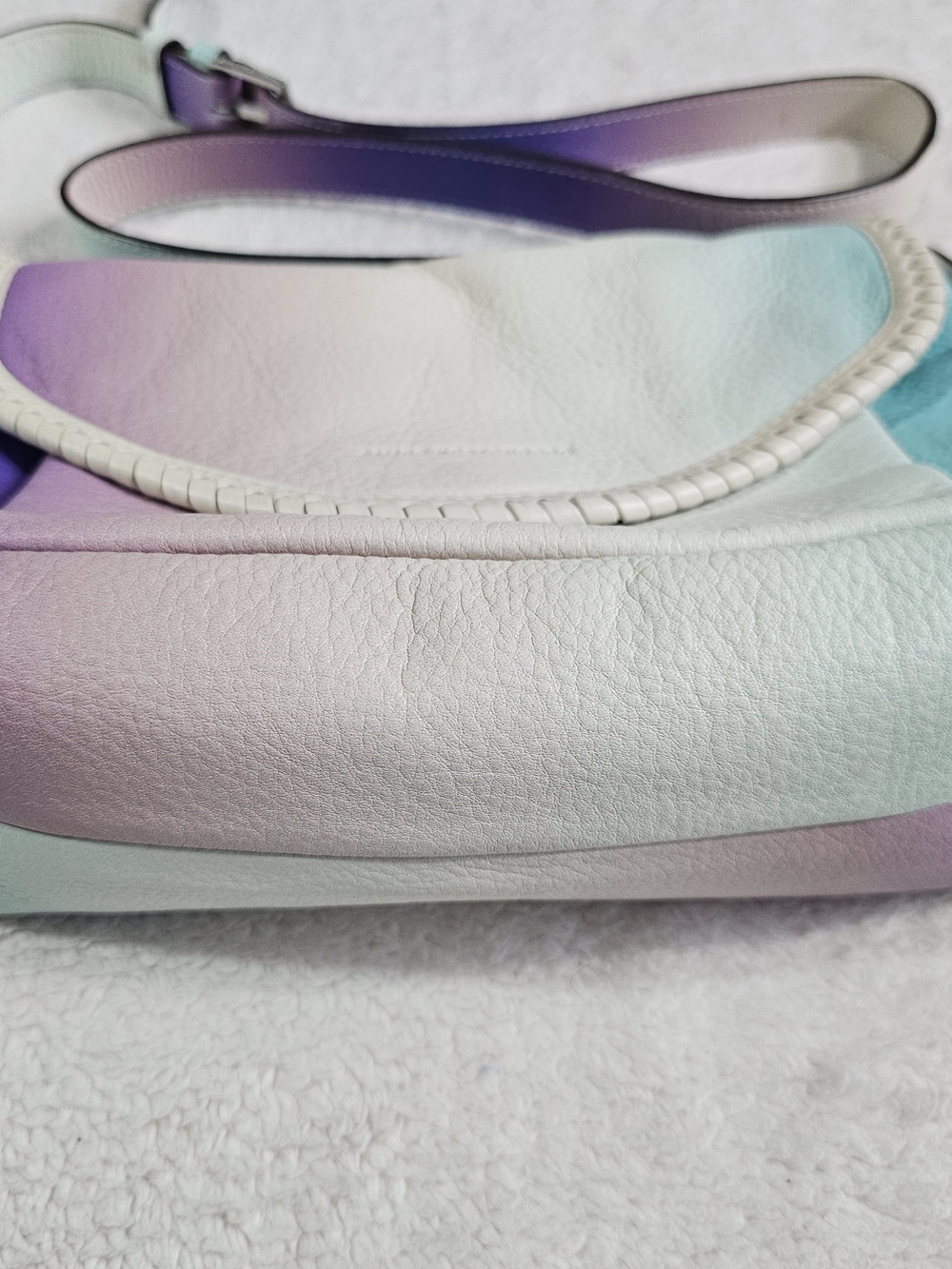 Aimee Kestenberg Pebble Leather Crossbody All For Love Aruba Ombre. - Picture 6 of 14